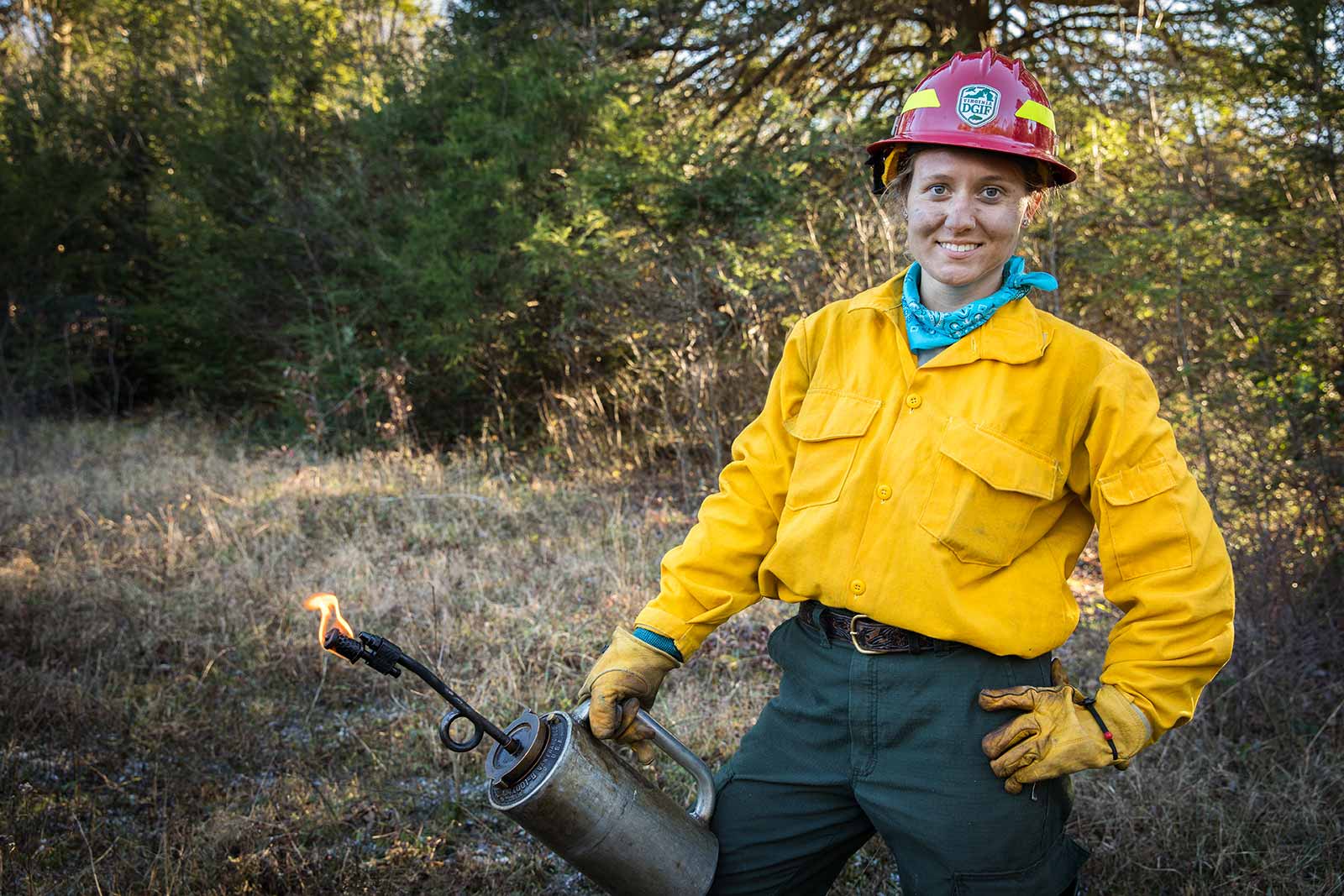 Un membre de l'équipe de pompiers pose avec une torche.