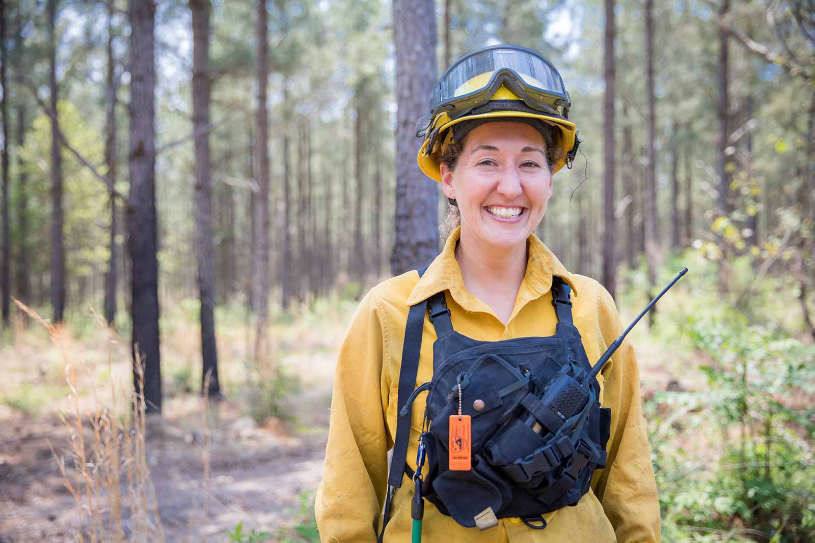 Un membre de l'équipe de pompiers pose avec son équipement.