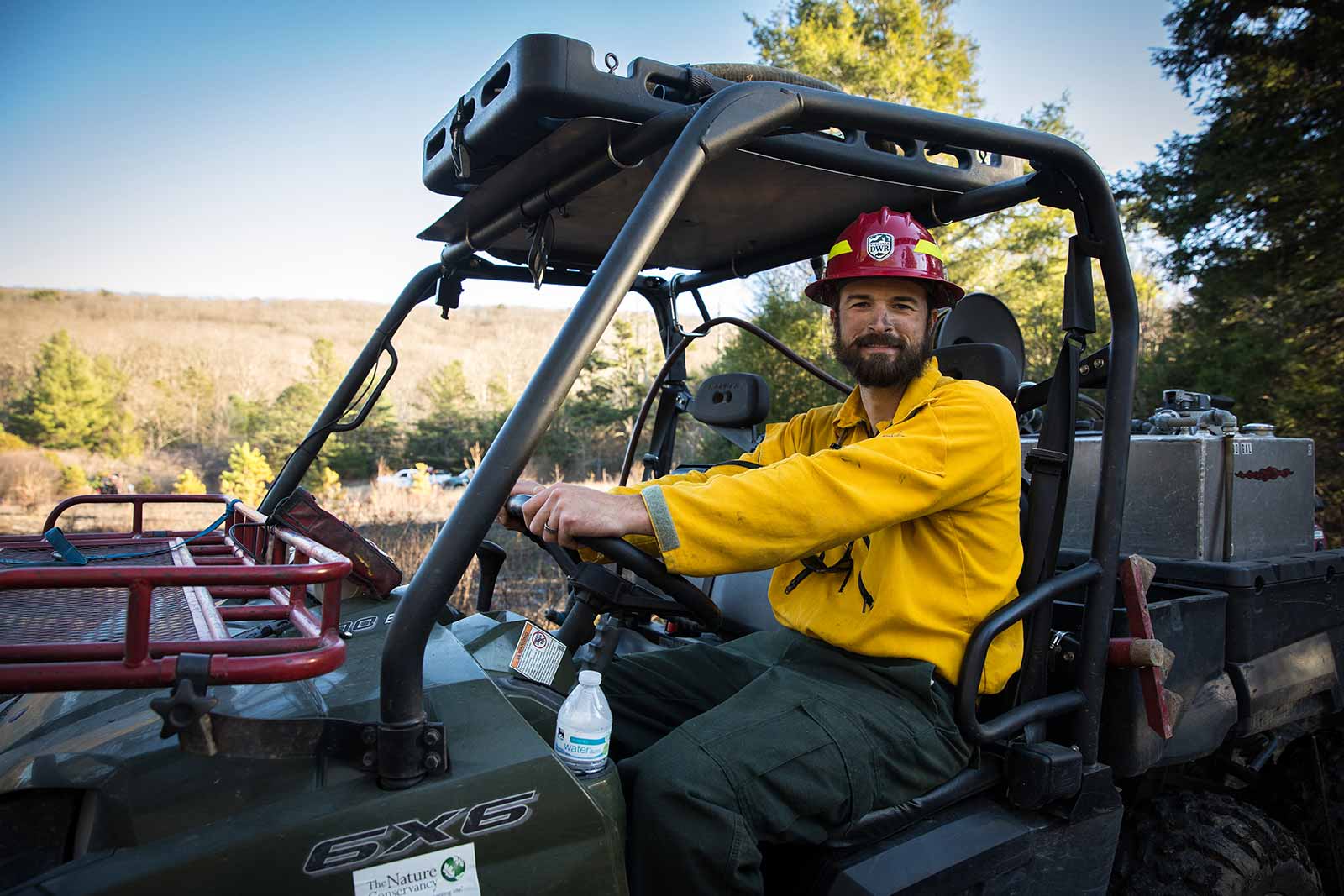 Un membre de l'équipe de pompiers conduit un véhicule tout-terrain.