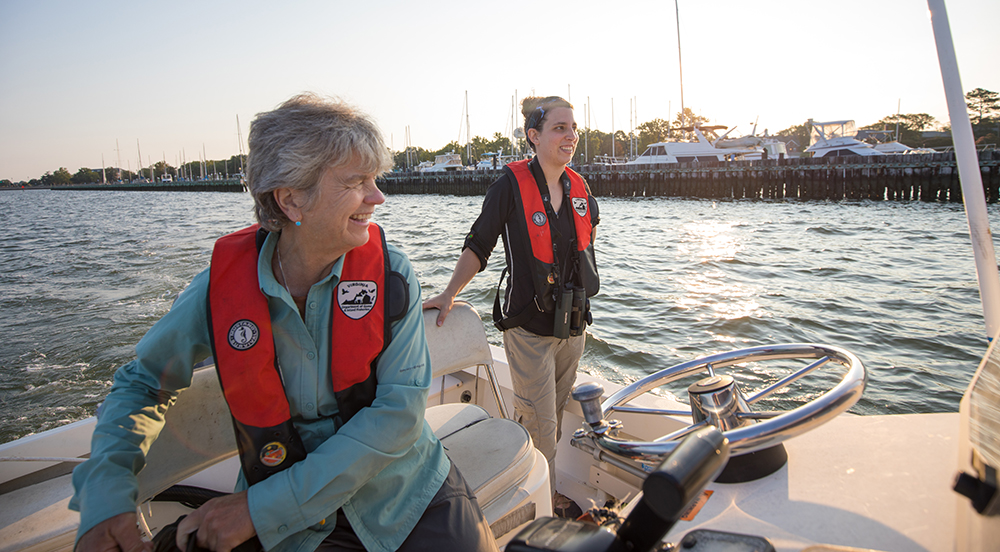 Les biologistes du DWR Ruth Boettcher et Meagan Thomas s'approchent de l'île de Rip Raps pour vérifier le projet de relocalisation de la nidification sur le littoral.