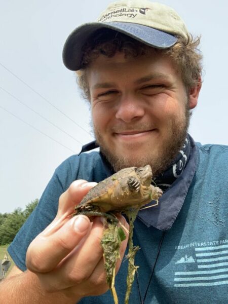 Logan Anderson tenant une tortue