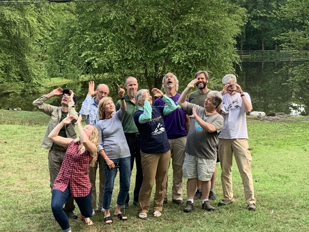 Un groupe d'ornithologues faisant semblant d'observer les oiseaux