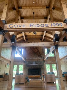 Image d'un bâtiment en bois avec les mots "Cove ridge 1999" sur une plaque dans les chevrons.