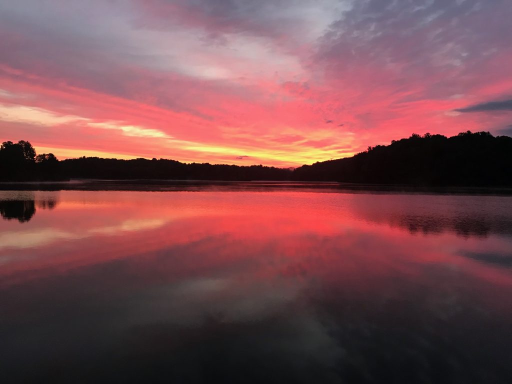 Image d'un magnifique coucher de soleil rouge sur un lac