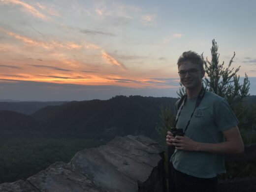 Andrew Rapp avec un coucher de soleil en arrière-plan