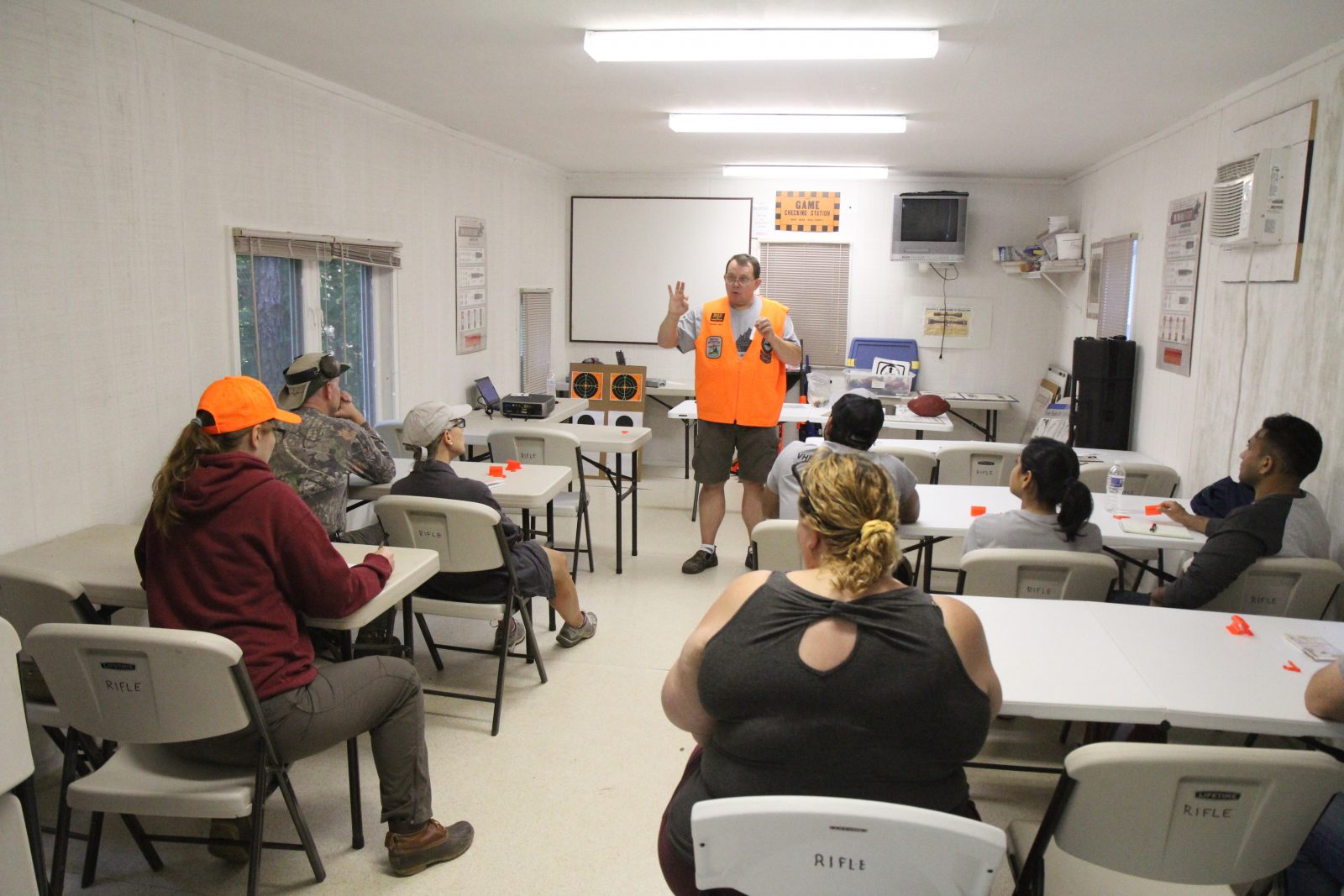 Photo d'un cours magistral sur les techniques de chasse en cours.