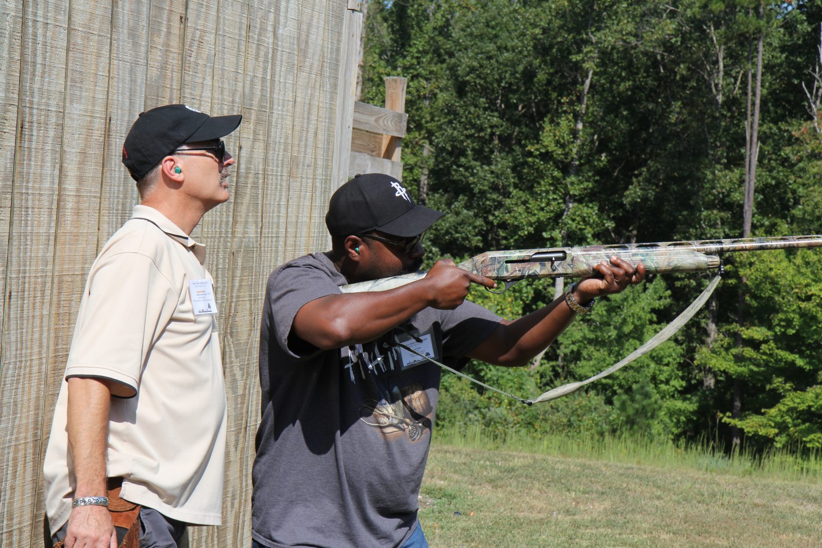 Une photo d'un homme tirant sur une cible avec une arme à feu