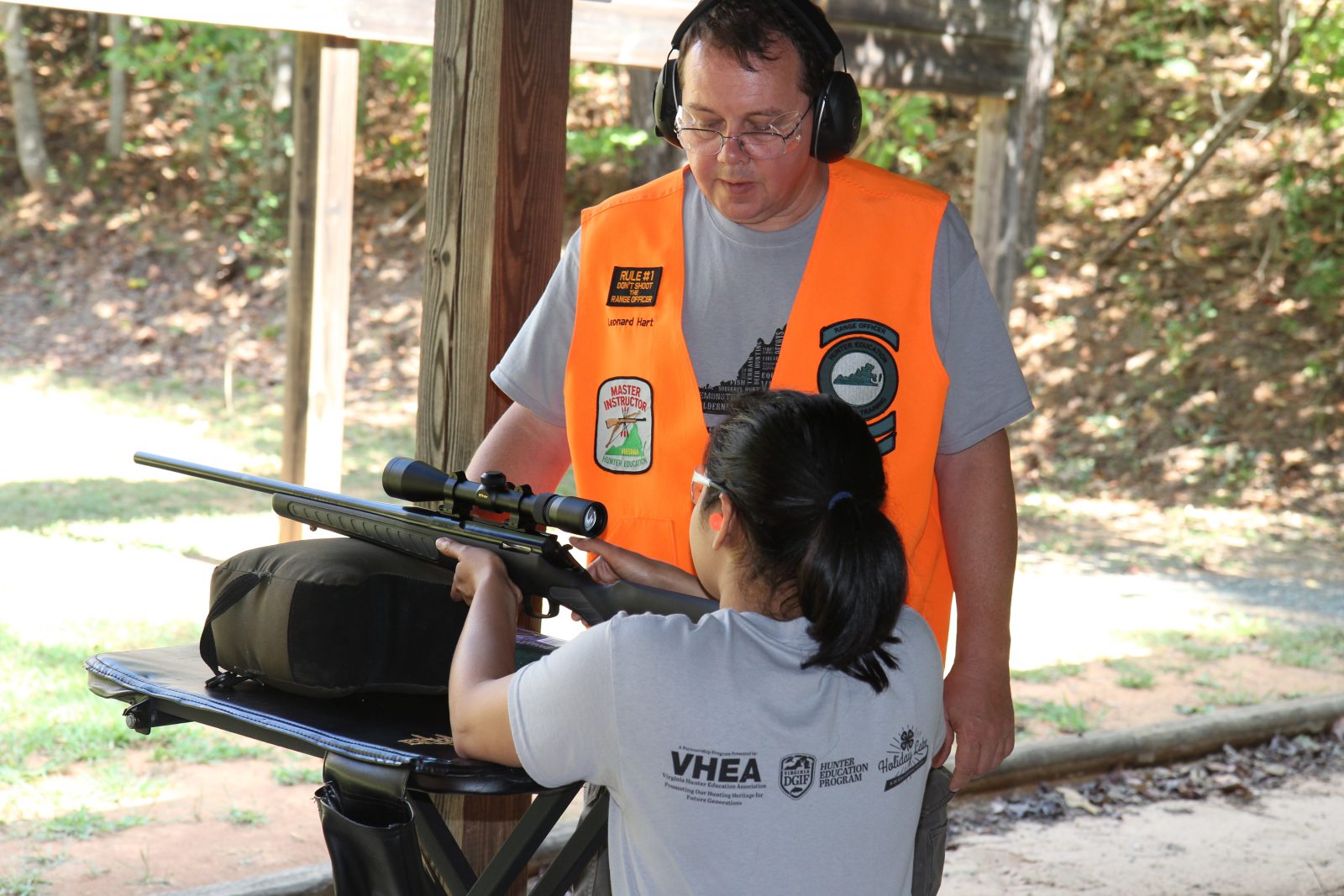 Une photo d'une jeune fille apprenant à tirer avec une arme à feu