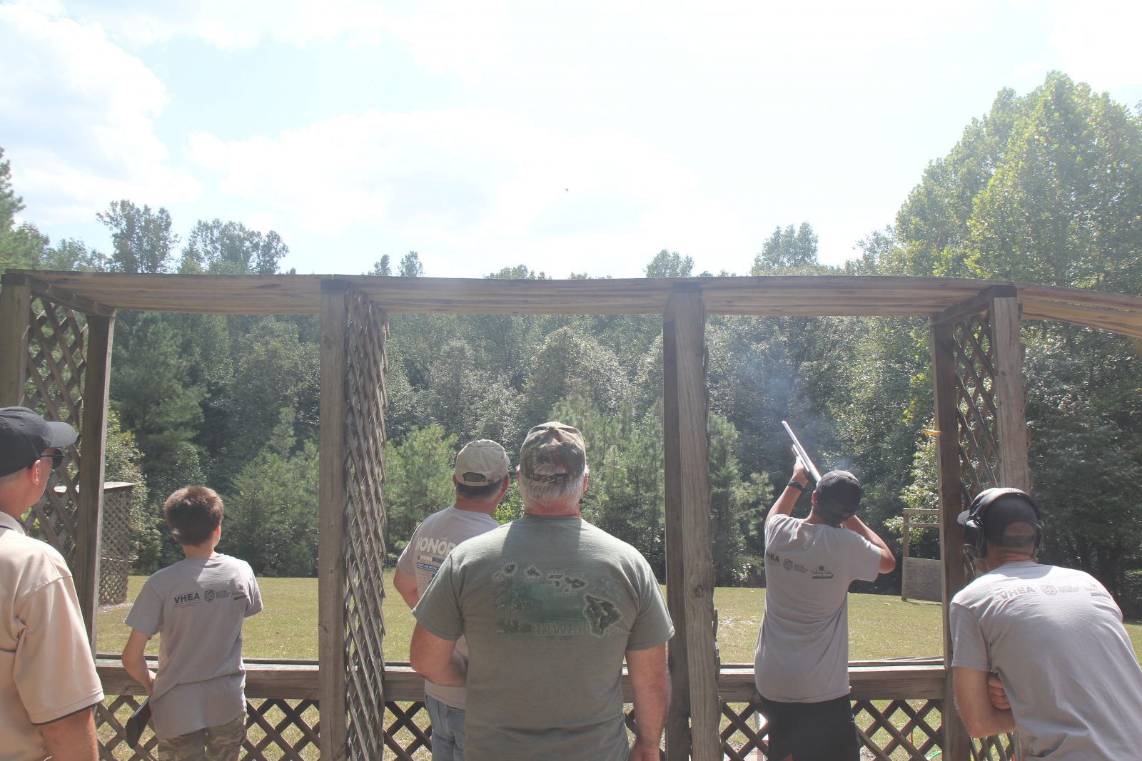 Une photo de plusieurs personnes tirant avec des armes à feu sur des cibles