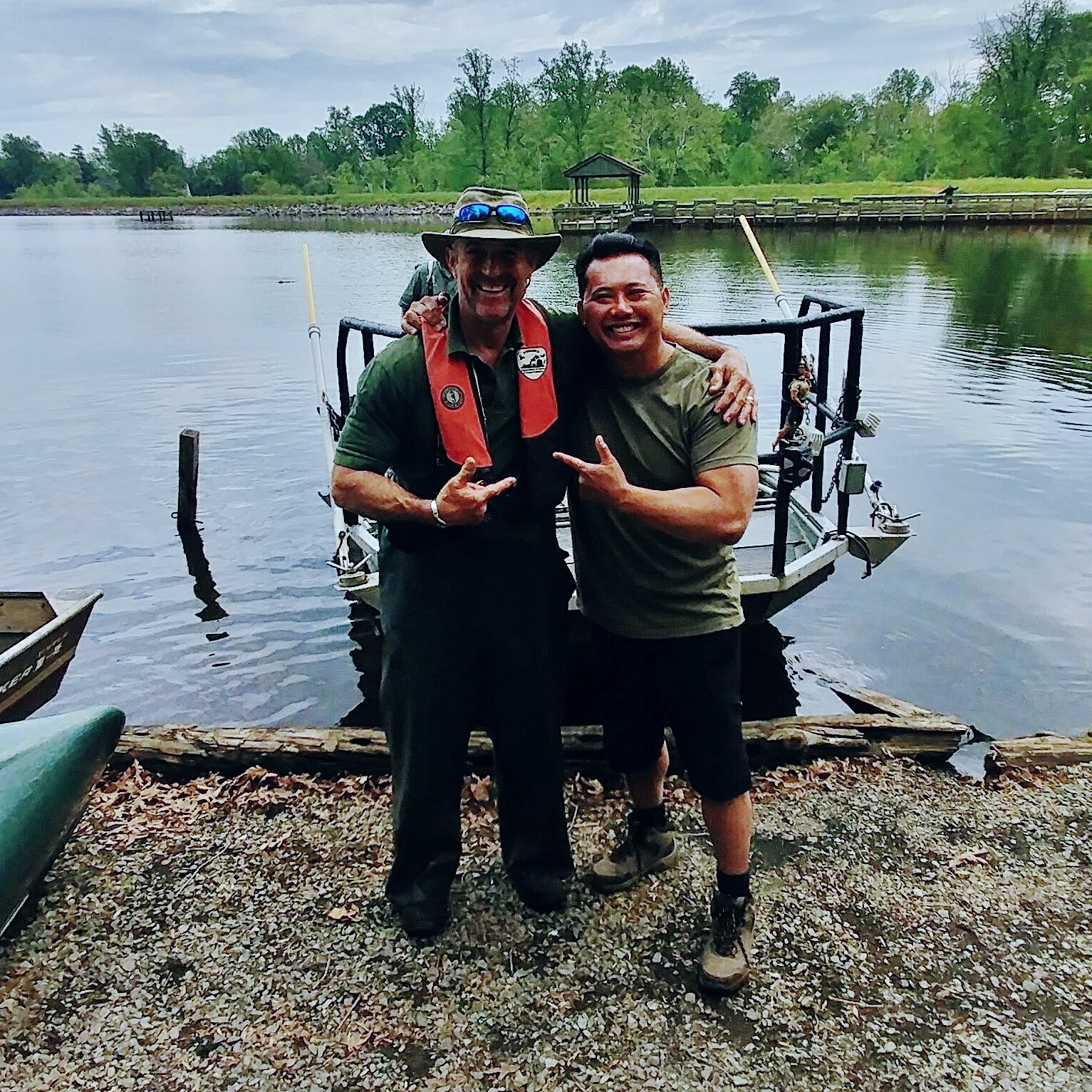 Image de Khanh Nguyen et d'un biologiste du DWR devant un bateau à un point d'amarrage local.