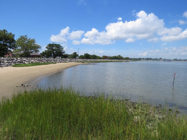 Image d'une plage de sable pouvant servir de rampe de mise à l'eau pour les kayaks dans le bras de mer de Mill Creek. 