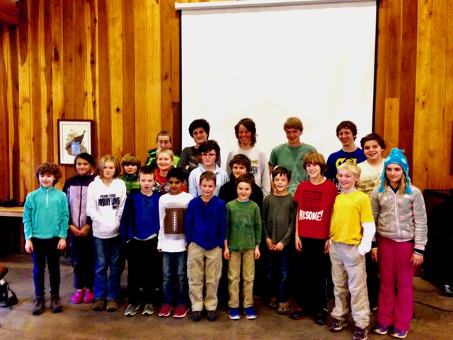 Image de plusieurs enfants posant pour une photo ; les enfants sont des membres des jeunes oiseaux de Virginie. 