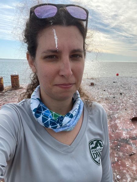 Une image d'une fille avec de la crotte d'oiseau sur le visage
