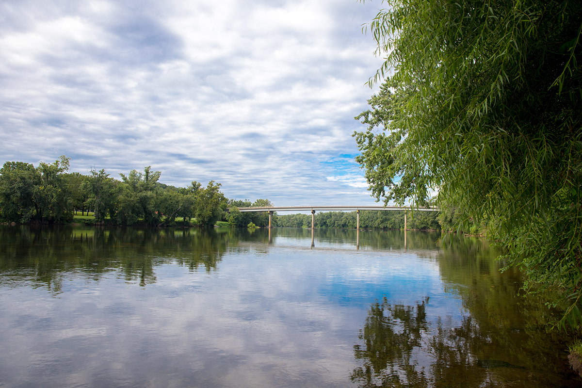Une image de la rivière James avec un pont et de nombreux arbres visibles