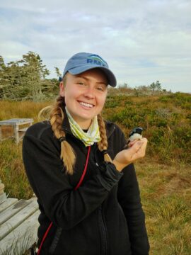 Jessie Wilson tient une paruline bleue à gorge noire !