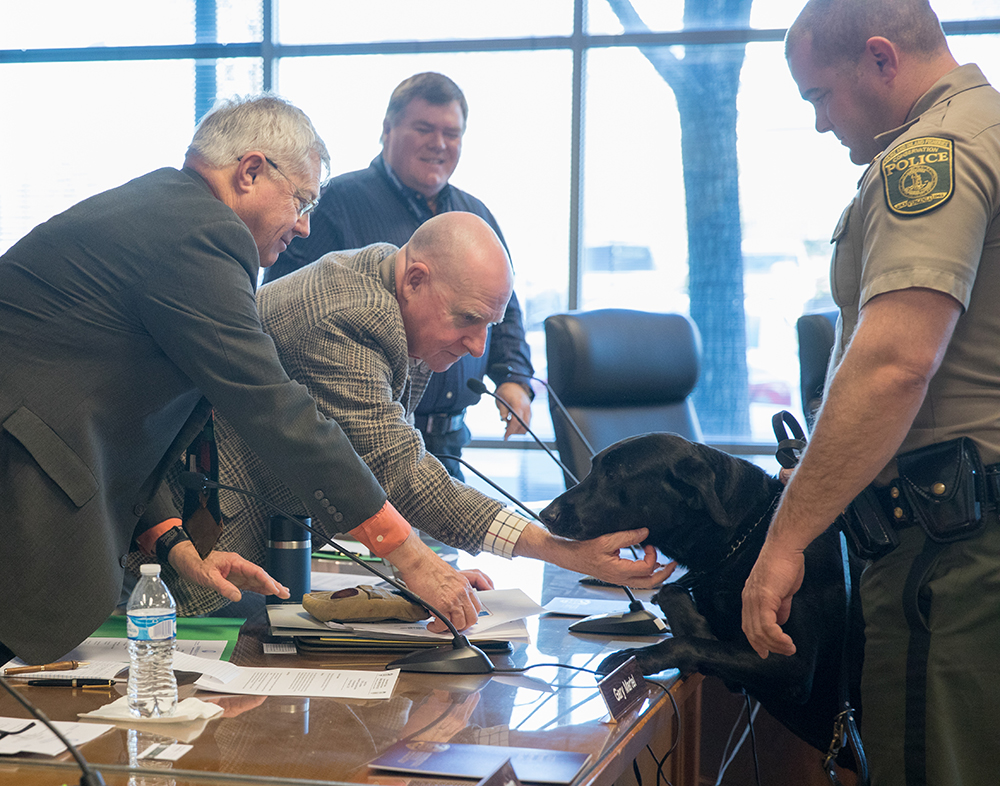 K9 Justice et le CPO Wayne Billhimer (à droite) saluant les membres du conseil d'administration de la DGIF Tom Sadler (au centre) et Gary Martel lors de la cérémonie de départ à la retraite de Justice.