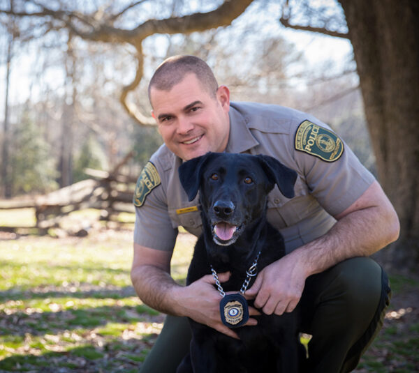 CPO Wayne Billhimer et K9 Justice, le labrador noir