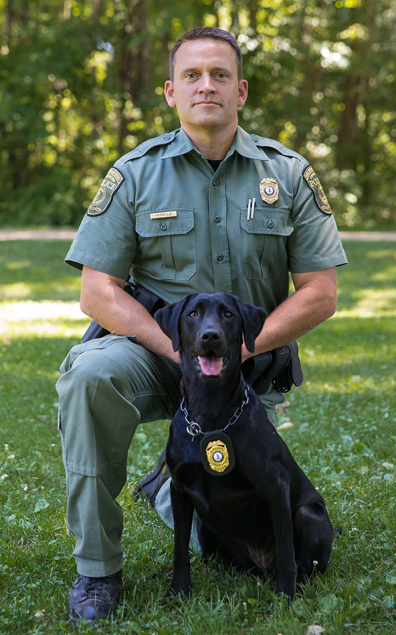 Une image de James Patrillo et de son agent K9, un labrador noir nommé Bailey.