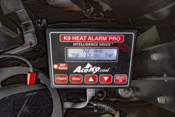 Le système AceK9 Heat Alarm surveille en permanence la température à l'intérieur du véhicule et alerte le CPO lorsqu'il fait trop chaud. 