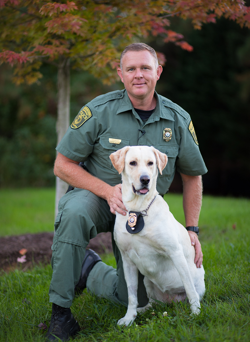 Une image de Richard Howland et de son officier K9, un labrador jaune nommé Scout.