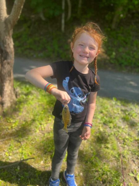 Lillian (Age 5), tenant un poisson