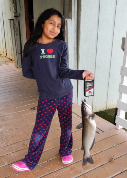 Sophia ( 9), tenant un poisson