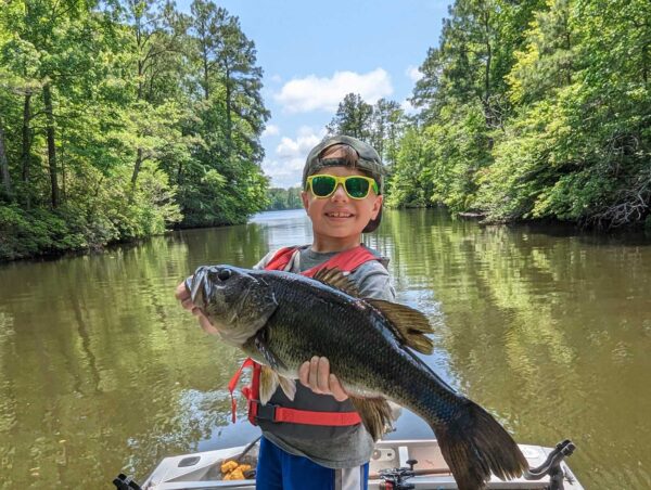Sawyer ( 7), tenant un poisson