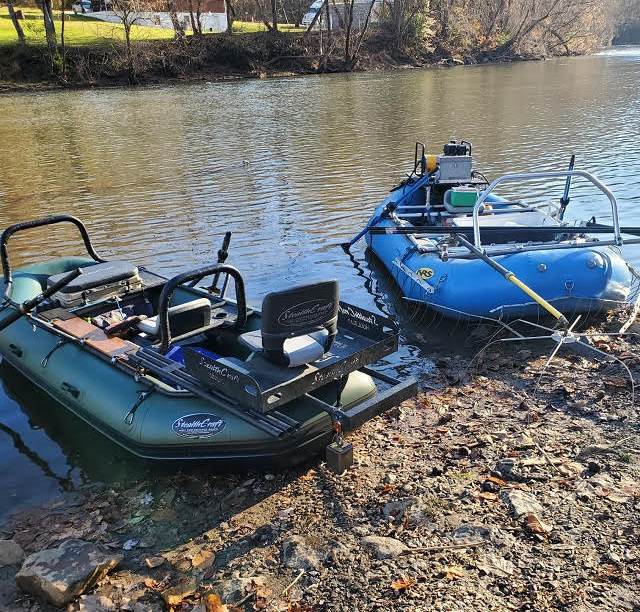 Image de deux radeaux conçus pour la pêche électrique sur la rive d'un plan d'eau local.