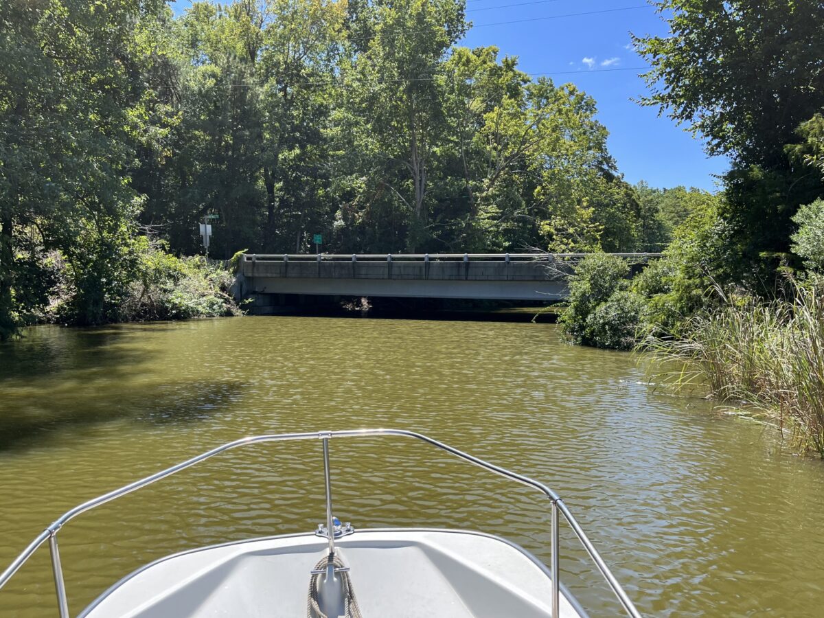 Image d'une petite passerelle en béton prise depuis un bateau de pêche