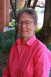 Image d'une femme âgée en chemise rouge