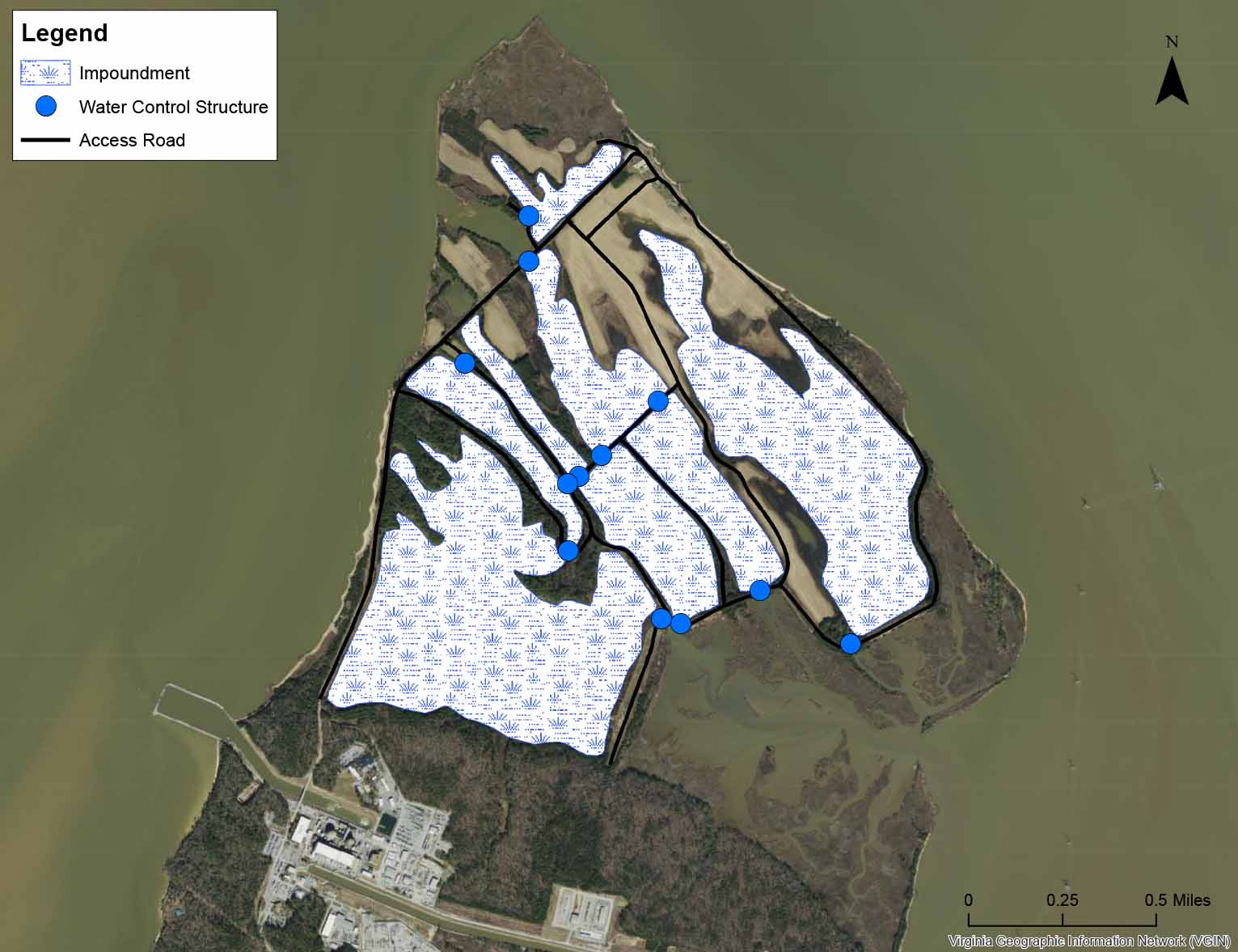 Carte de l'île aux porcs avec les routes d'accès entourant le périmètre et les bassins de retenue des zones humides à l'intérieur qui sont gérés par plusieurs structures de contrôle de l'eau qui se connectent à la masse d'eau plus importante entourant l'île.