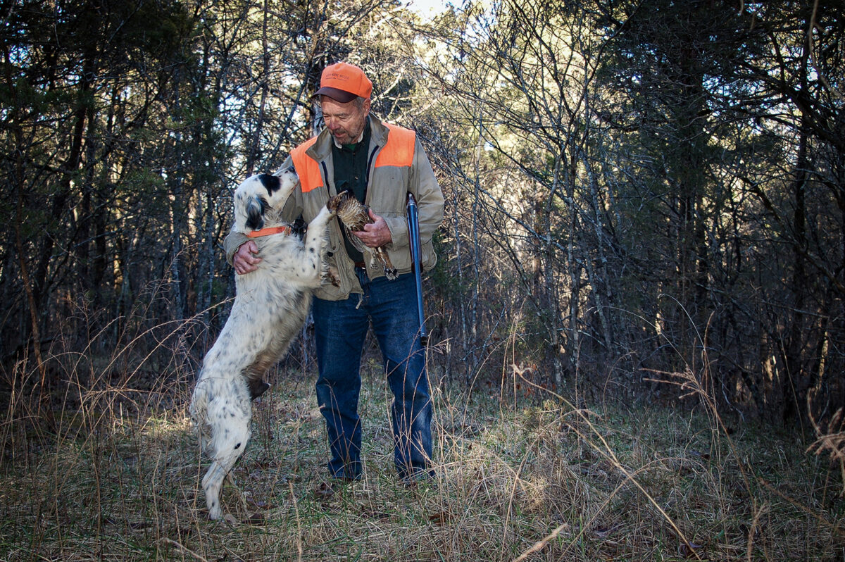 Une image de feu Jack Leffel et de son chien après une chasse au tétras réussie.