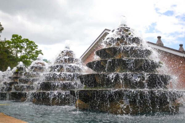 Des fontaines hautes pour aérer l'eau de source des bassins.