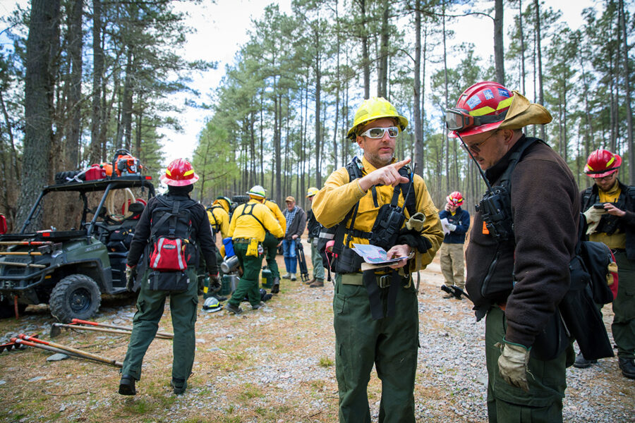 L'équipe de brûlage se réunit pour discuter de la stratégie avant le brûlage. 