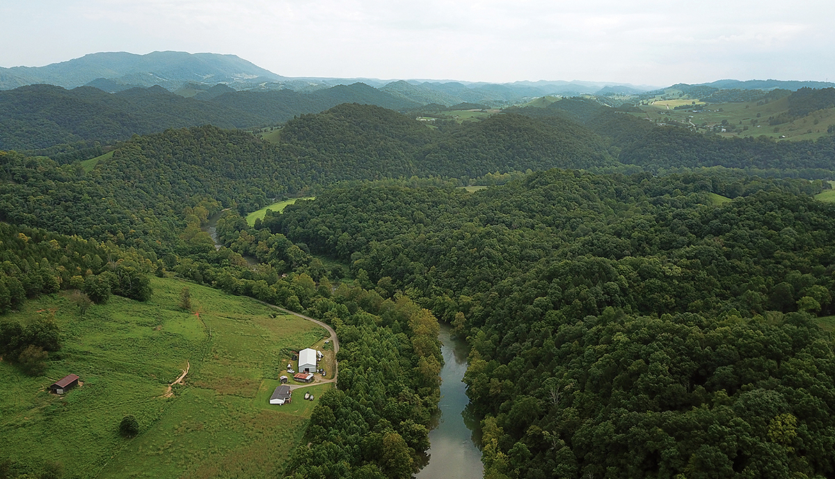Image montrant une photo aérienne de la rivière Clinch dans le comté de Russel, où la moule à face de singe des Appalaches a été réintroduite.