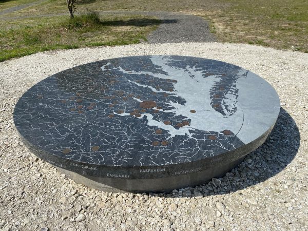 Cette carte en granit brumeux, située dans la zone d'interprétation, montre les emplacements historiques des tribus qui composaient la confédération Powhatan, ainsi que des points de repère importants dans l'ensemble de Tsenacomacoh.