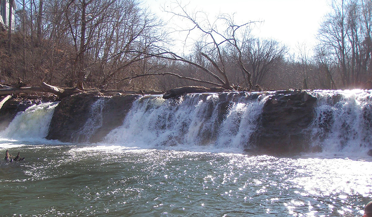 Image d'un grand barrage en pierre avec des arbres tombés dessus avant son enlèvement.