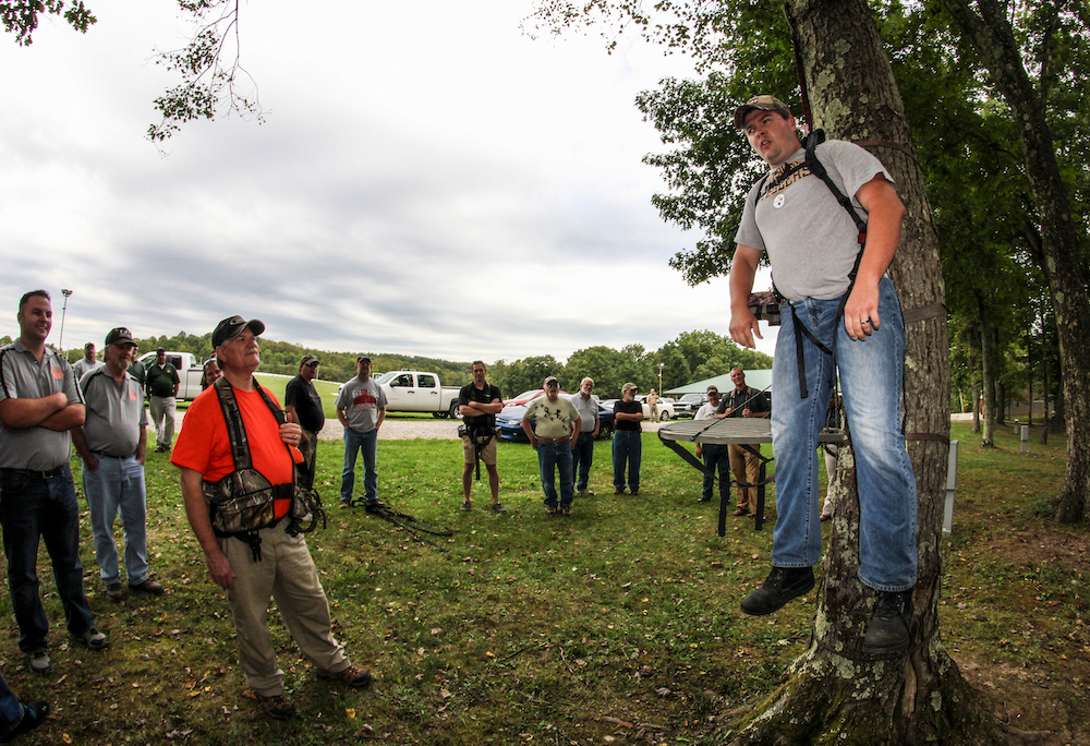 Trois règles à ne pas oublier concernant les harnais de sécurité 1. Portez un 2. Restez connecté lors de votre ascension et de votre descente 3. Recherchez et pratiquez les moyens de vous remettre d'une chute si elle se produit. Photo avec l'aimable autorisation de Sportsmen for Tomorrow