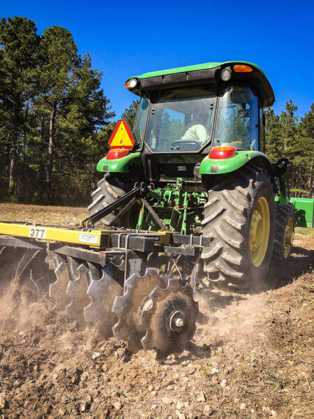 Image d'un tracteur en train de labourer le sol
