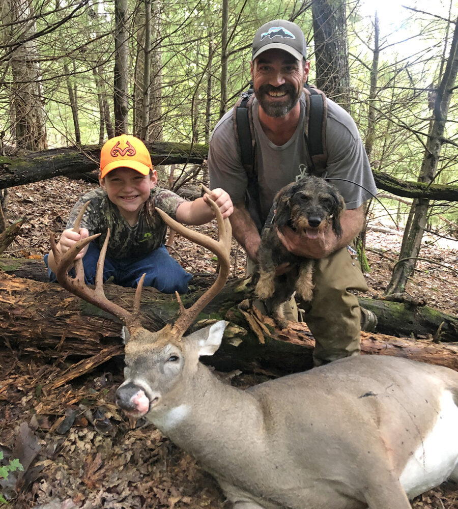 Enzo aide les chasseurs à s'assurer qu'ils ne laissent pas de gibier blessé dans les bois. 