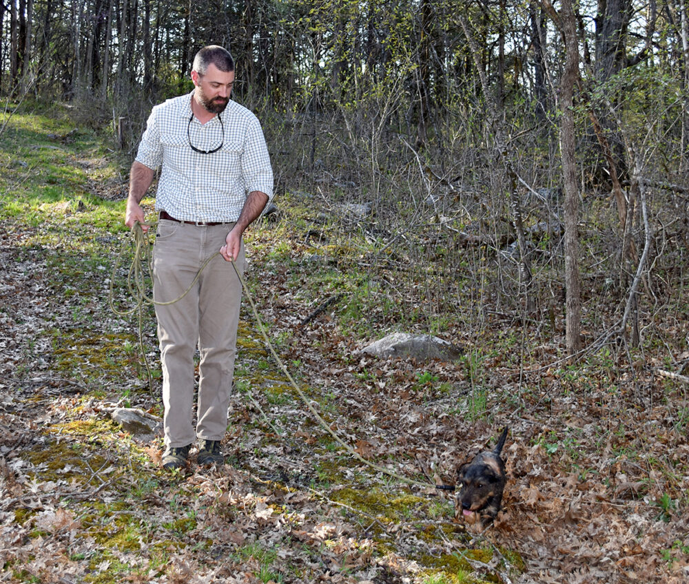 Blair Smyth et Enzo le terrier à la trace. 