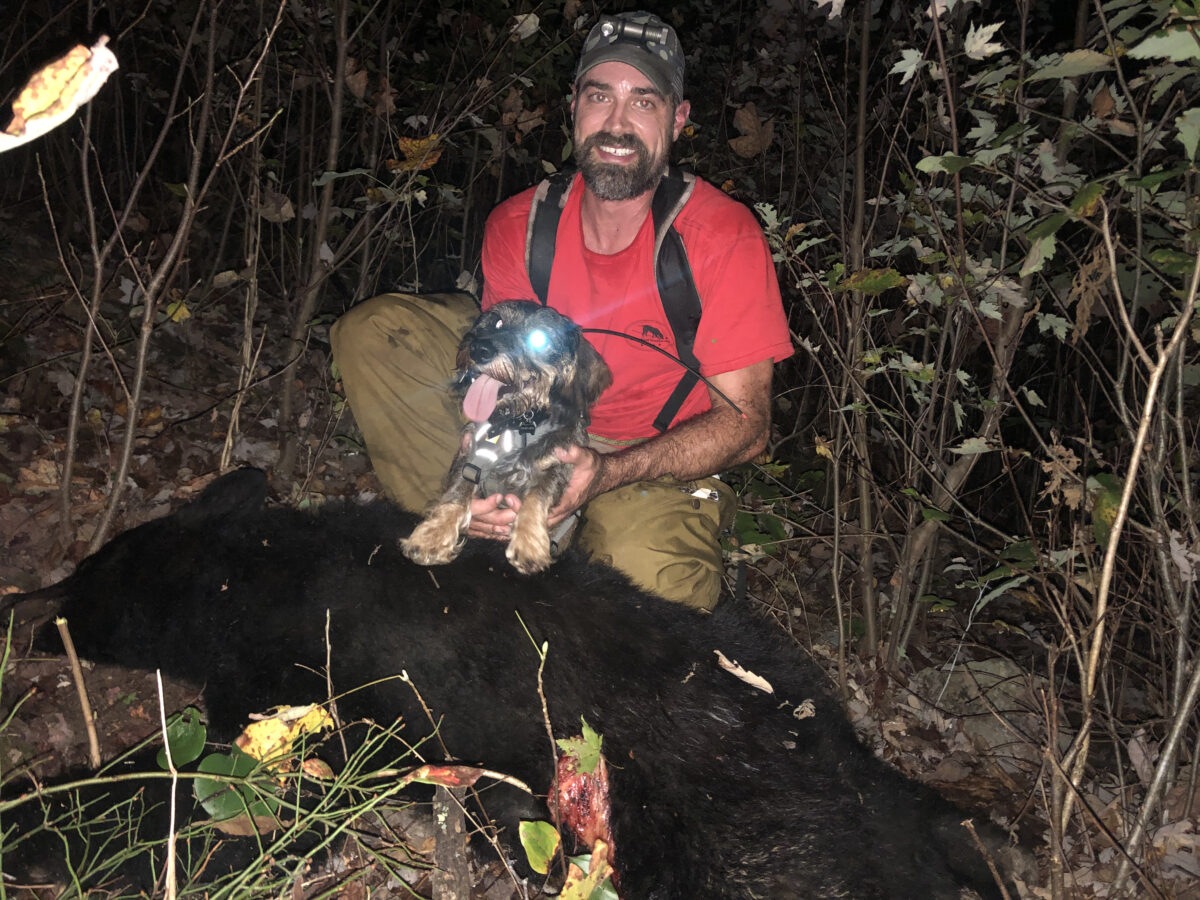 Enzo et Blair Smyth avec un ours qu'ils ont aidé à localiser. 