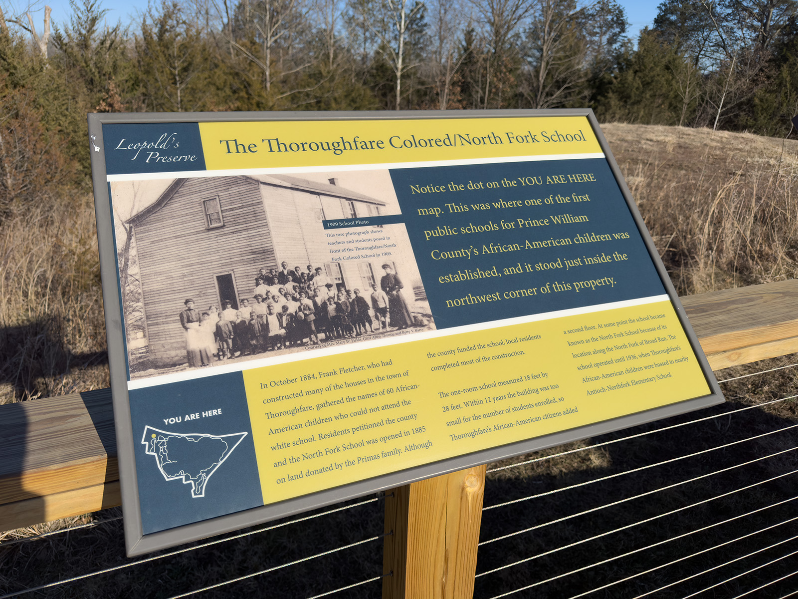 Photo d'un panneau d'interprétation intitulé The Thoroughfare Colored/North Fork School.