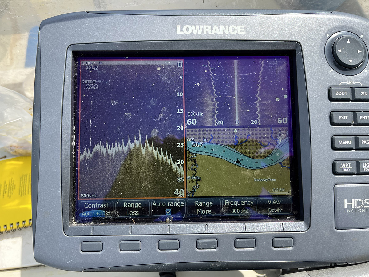Image d'un sonar LOWRANCE montrant le fond déchiqueté des rivières dans les zones de fort courant.