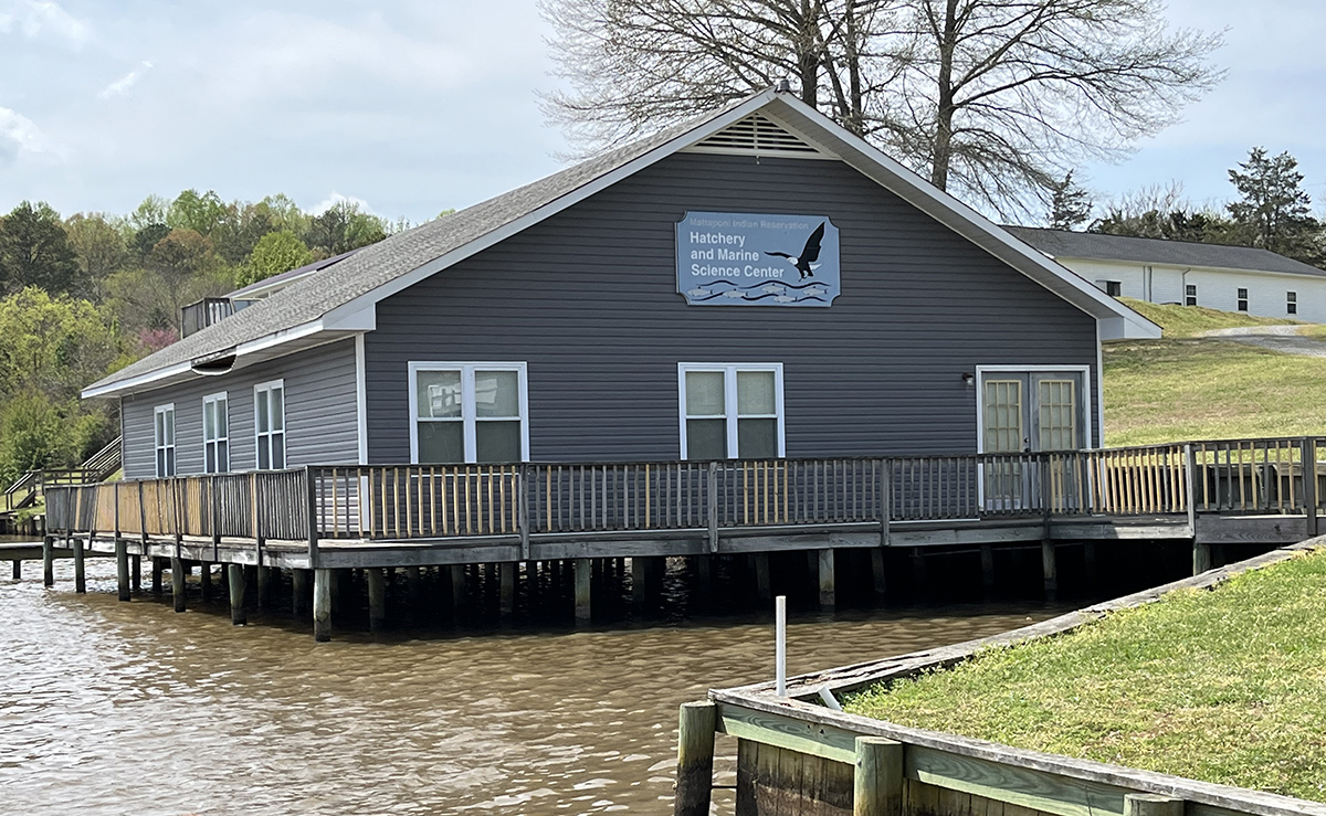 Image du Mattaponi Hatchery and Marine Science Center, prise depuis un bateau.