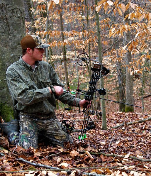 Un chasseur tenant un arc et des flèches