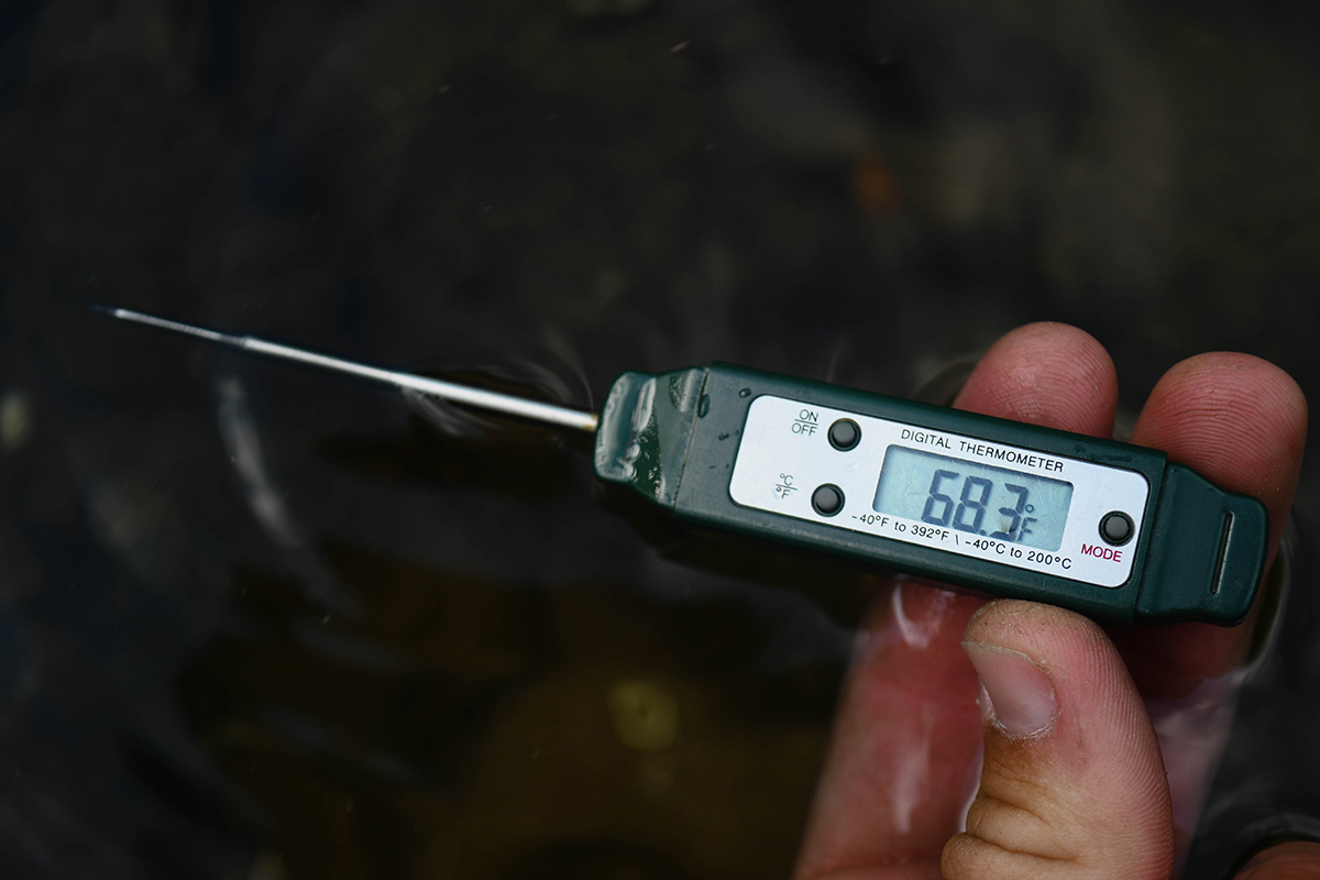 Image d'un thermomètre indiquant une température de 68.3 degrés Fahrenheit ; si un cours d'eau est chaud, il est préférable de rechercher des eaux plus froides ou de pêcher des espèces d'eau chaude. 