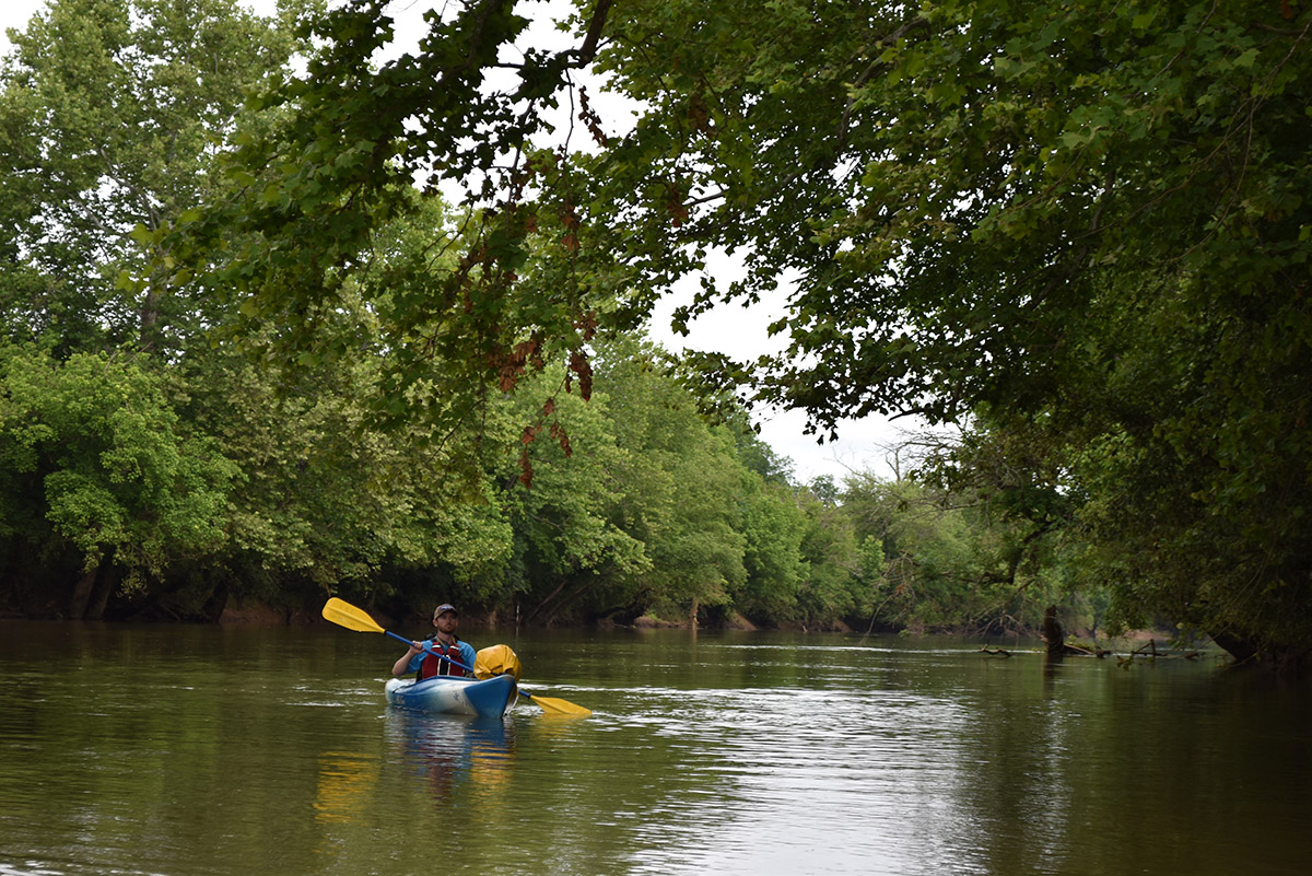 Image d'un homme dans un kayak bleu faisant du rafting sur le Rappahannock.