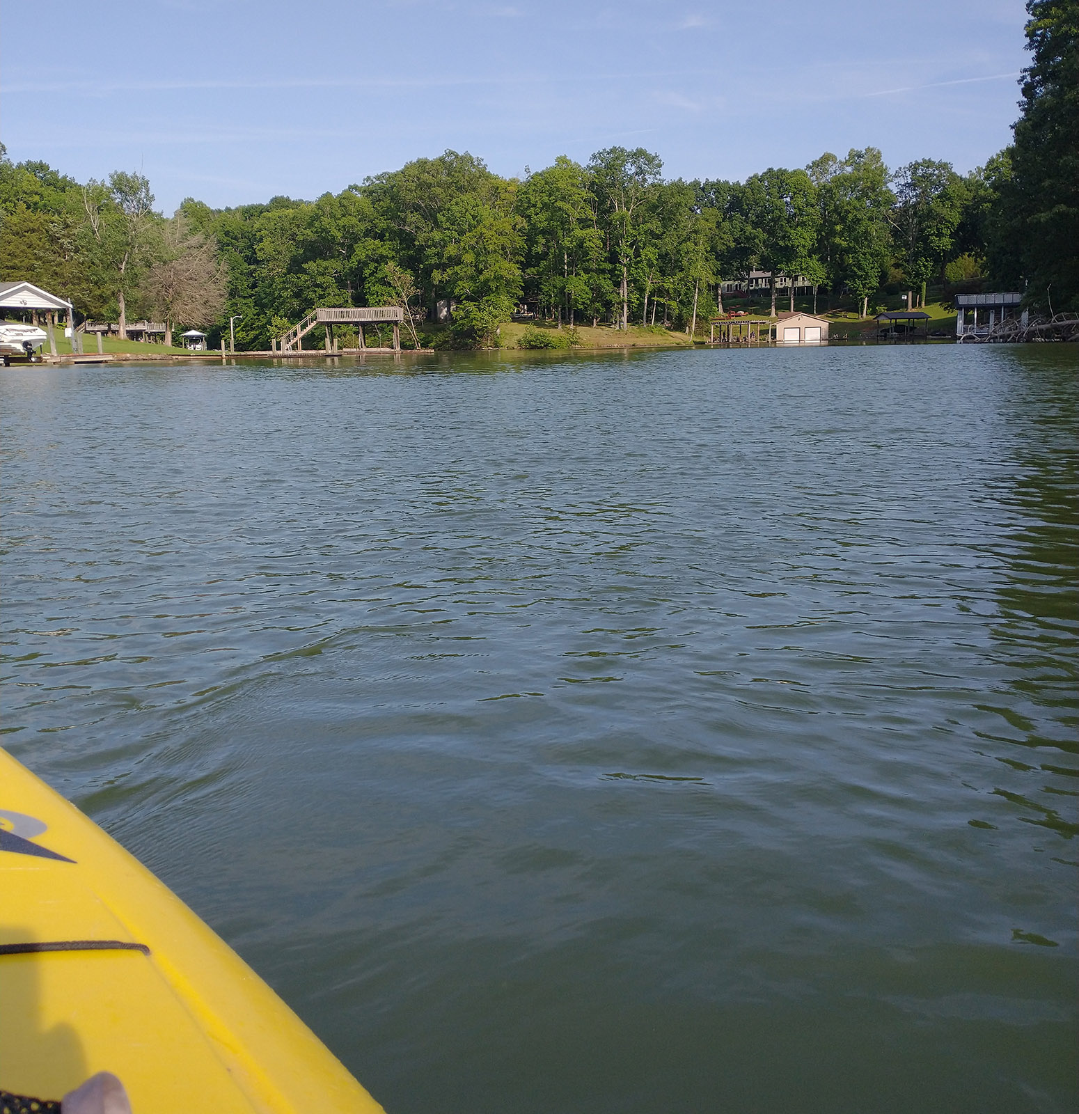Image d'une étendue d'eau prise à partir d'un kayak jaune