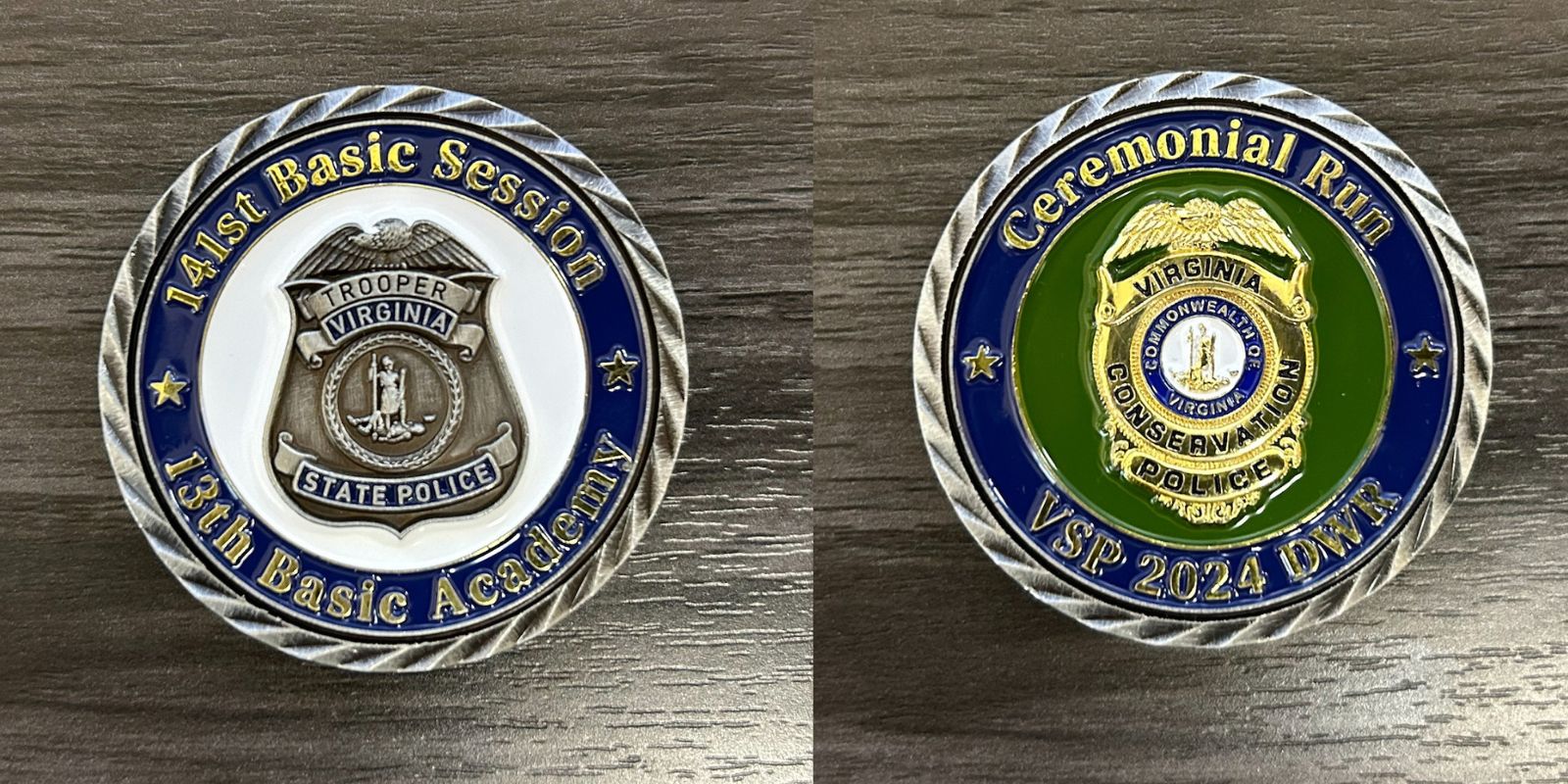 Photo des deux faces d'une pièce de monnaie de cérémonie. Un côté avec le logo de la police d'État de Virginie, l'autre avec le logo DWR.